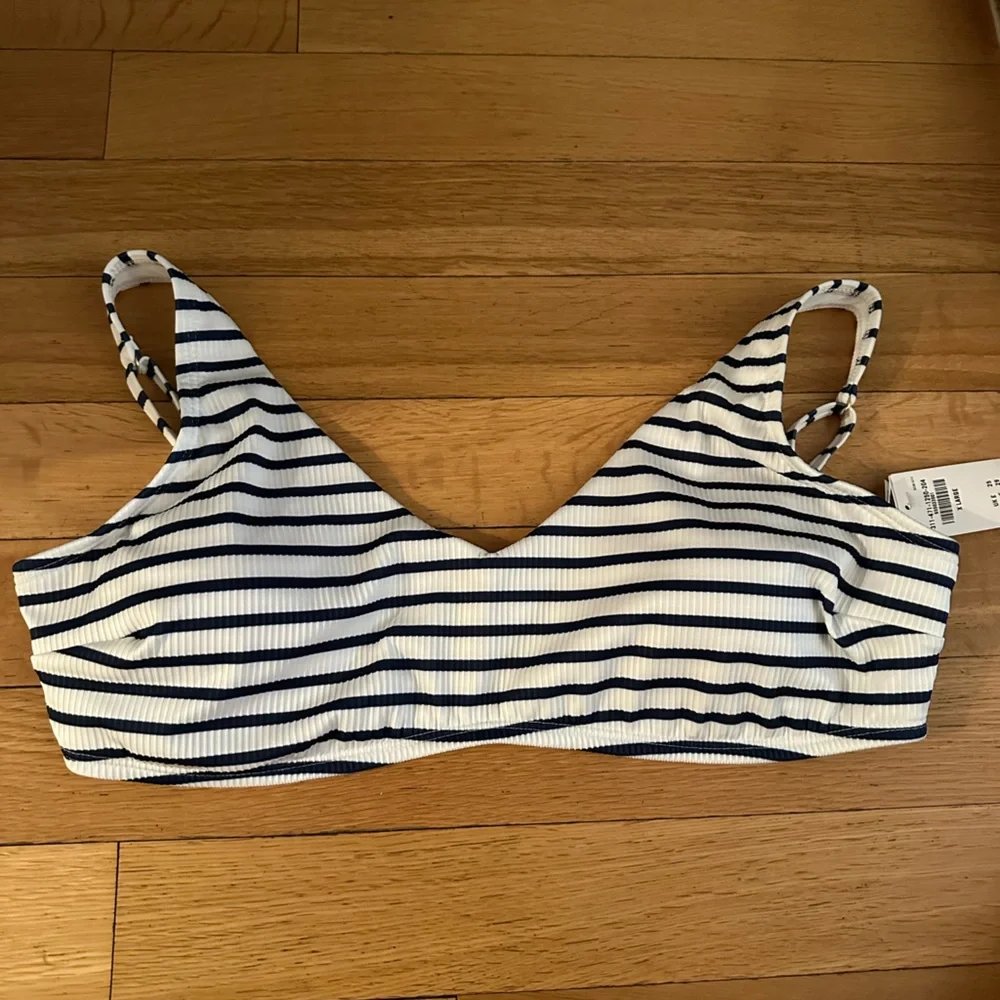 NWT Hollister Ribbed V-Neck Scoop Bikini Top - Picture 3 of 5